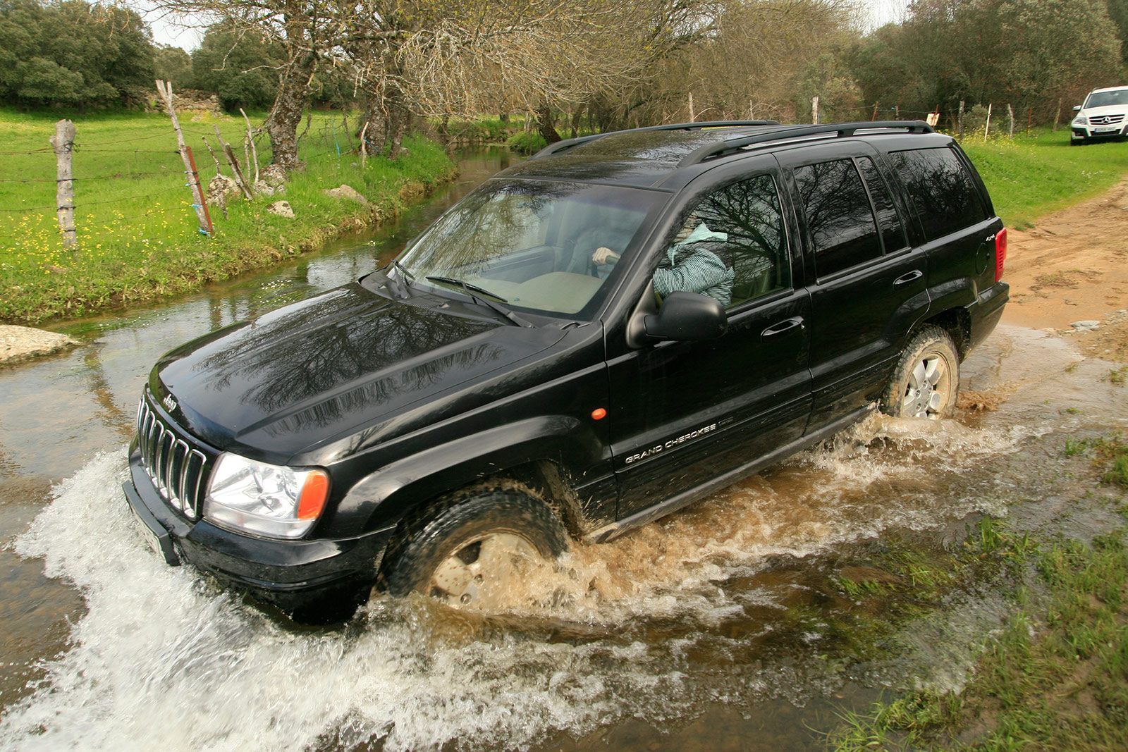 Vadeo de un charco en la Ruta Transgredos II con Terranatur
